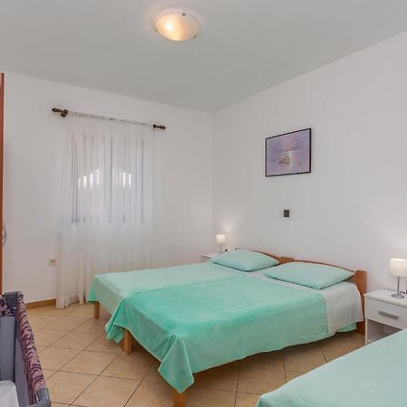 2 Bedroom Beautiful Apartment In 오미살즈 외부 사진