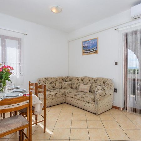 2 Bedroom Beautiful Apartment In 오미살즈 외부 사진