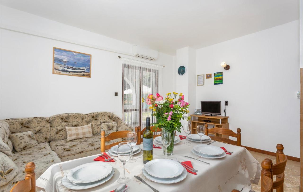 2 Bedroom Beautiful Apartment In 오미살즈 외부 사진