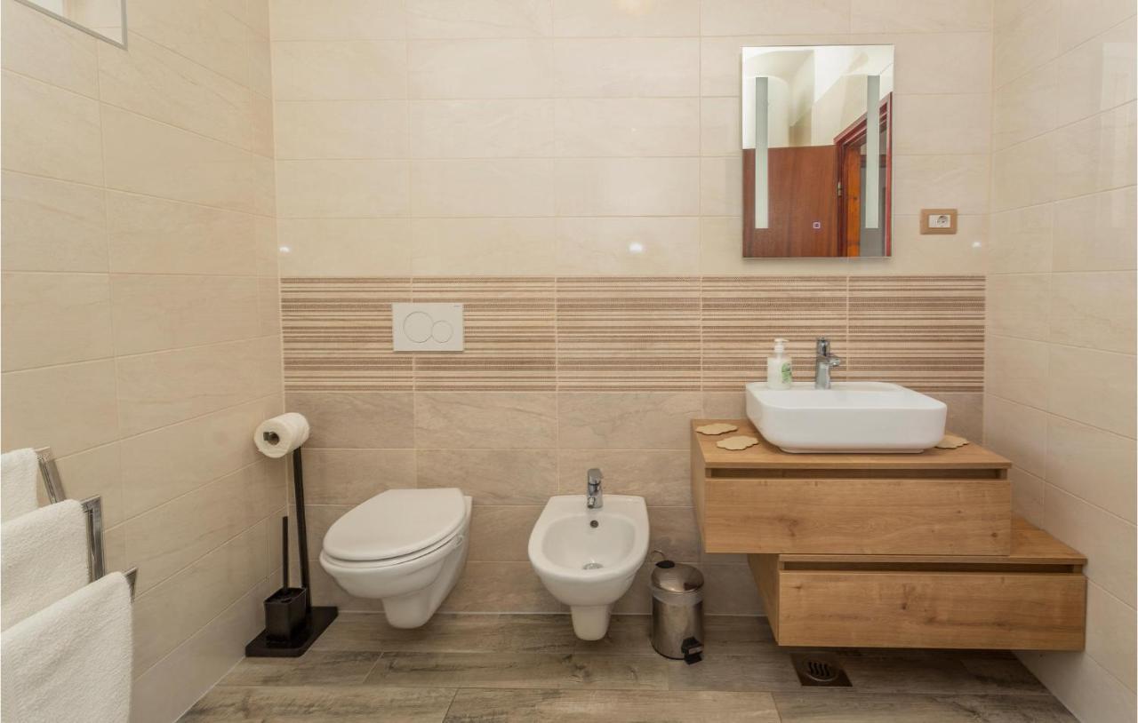 2 Bedroom Beautiful Apartment In 오미살즈 외부 사진