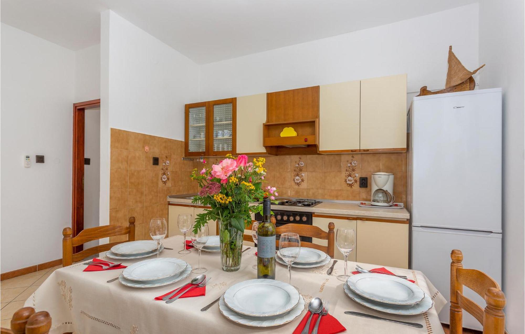 2 Bedroom Beautiful Apartment In 오미살즈 외부 사진