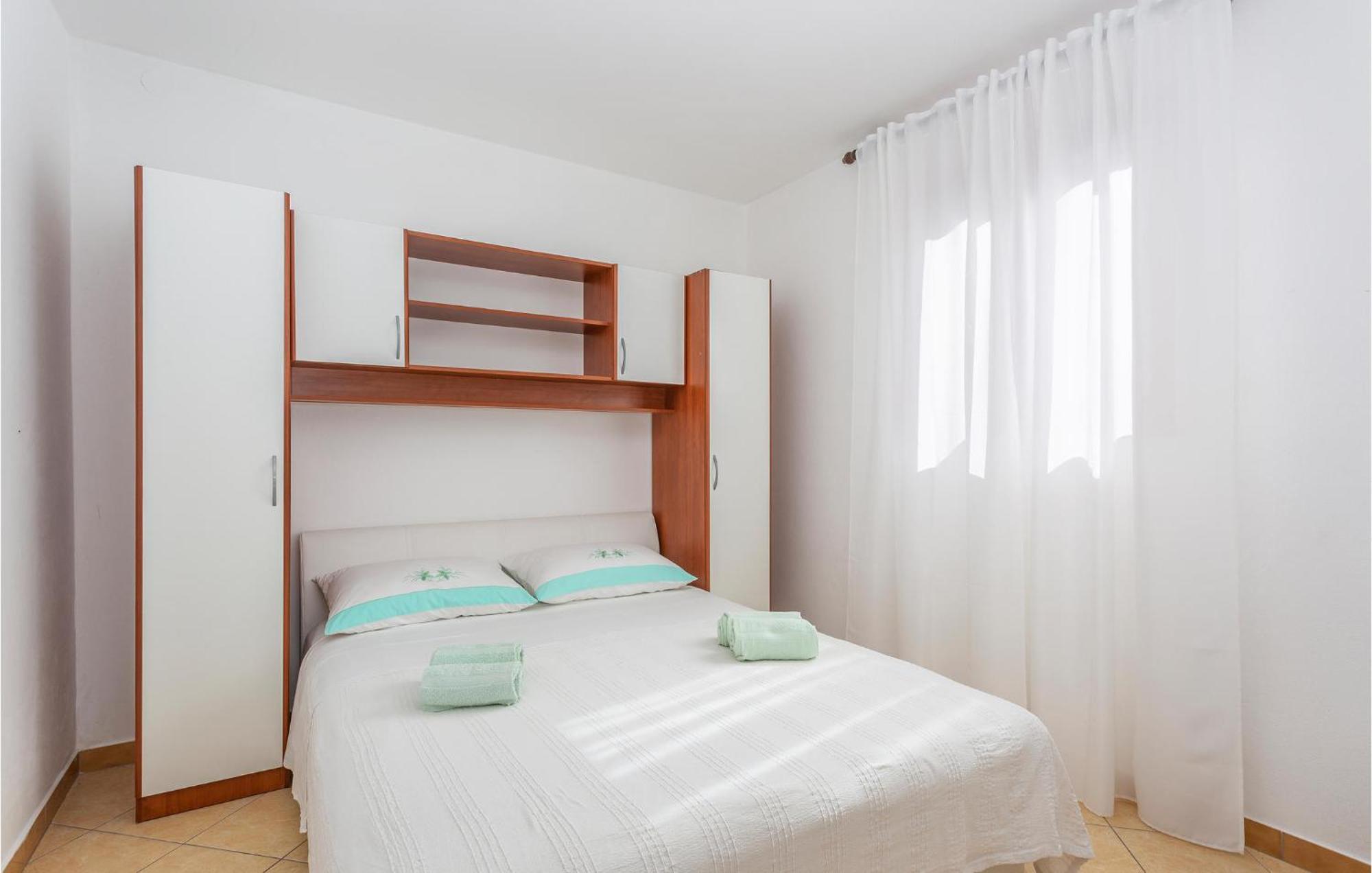 2 Bedroom Beautiful Apartment In 오미살즈 외부 사진