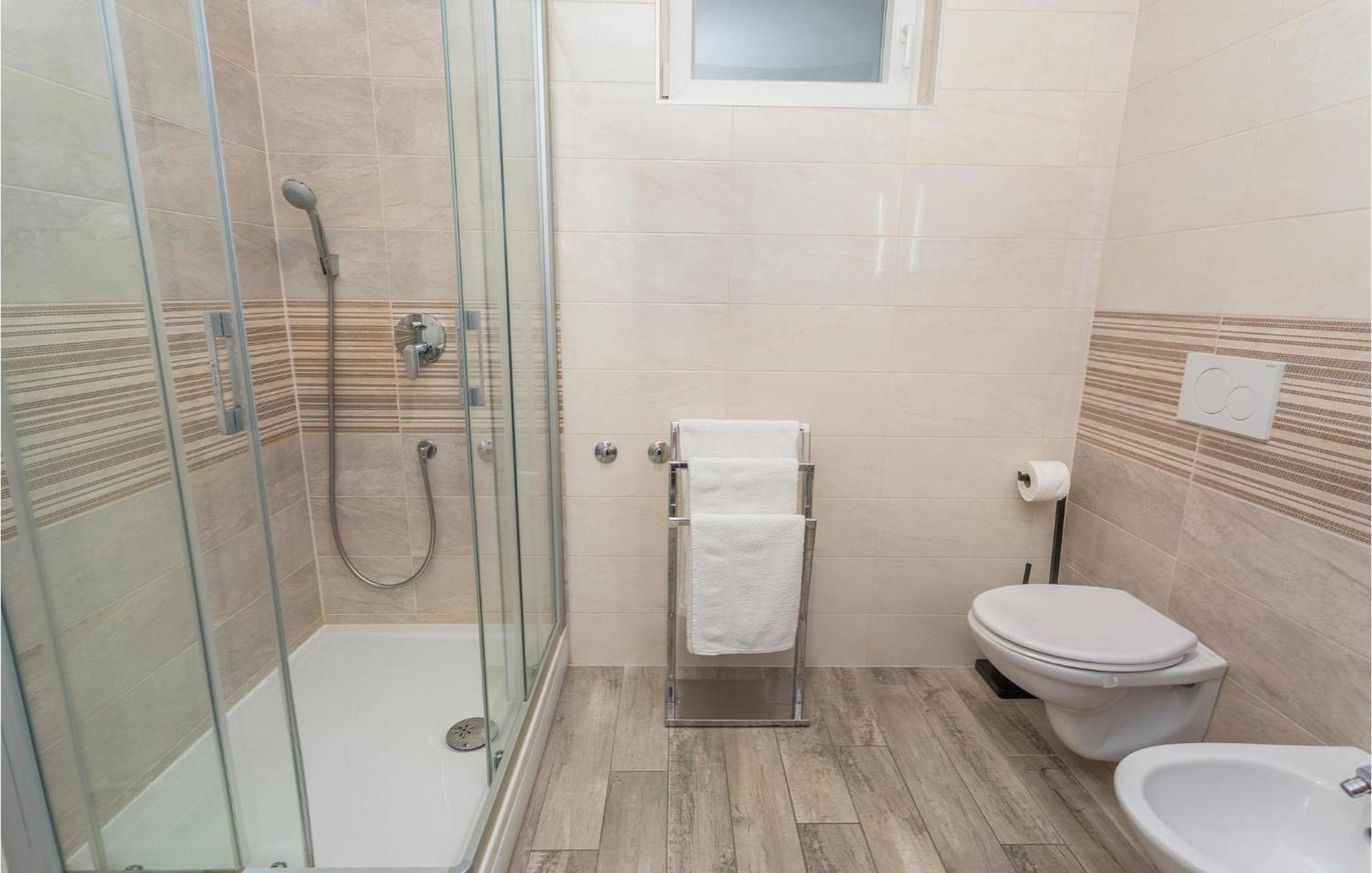 2 Bedroom Beautiful Apartment In 오미살즈 외부 사진