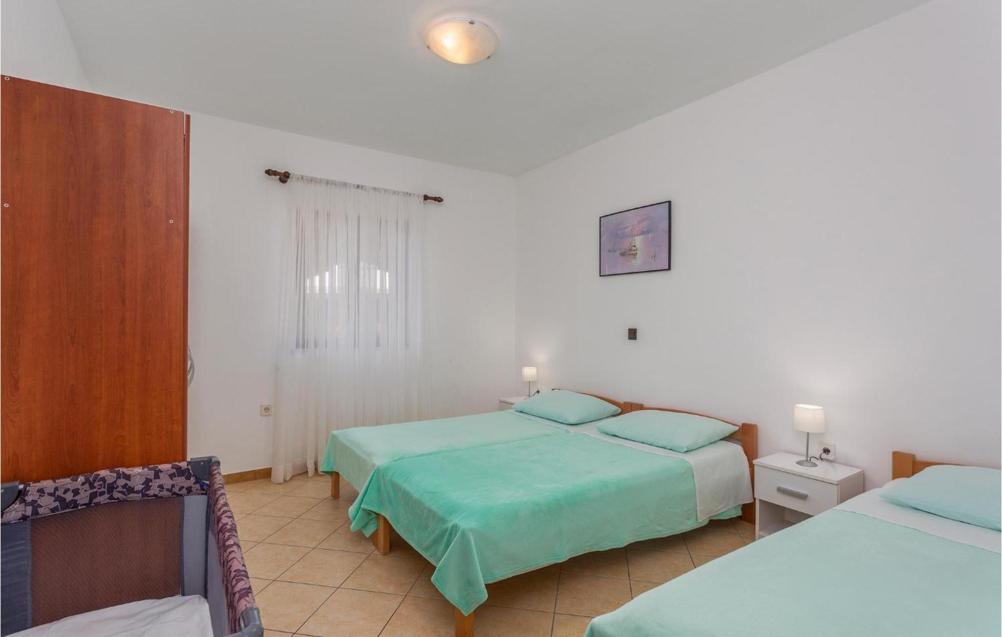 2 Bedroom Beautiful Apartment In 오미살즈 외부 사진