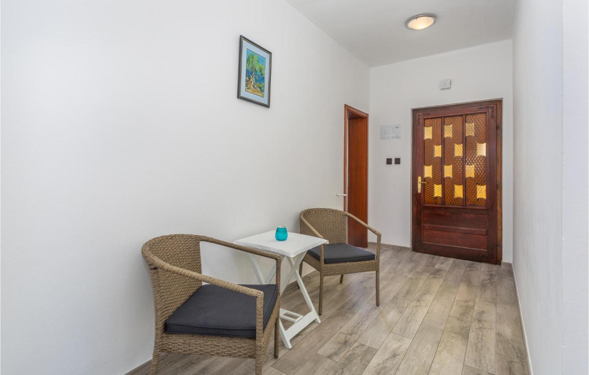 2 Bedroom Beautiful Apartment In 오미살즈 외부 사진