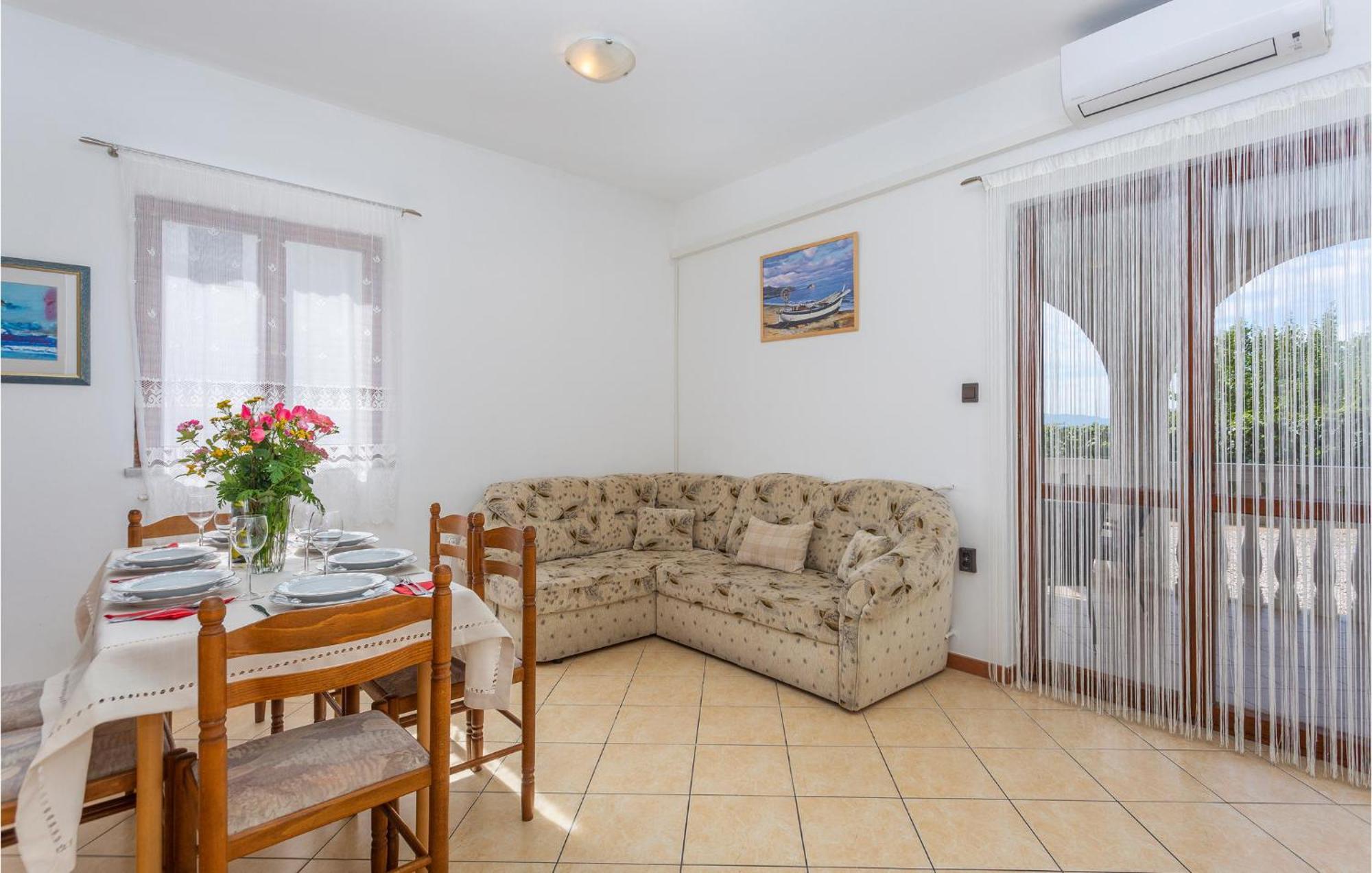 2 Bedroom Beautiful Apartment In 오미살즈 외부 사진
