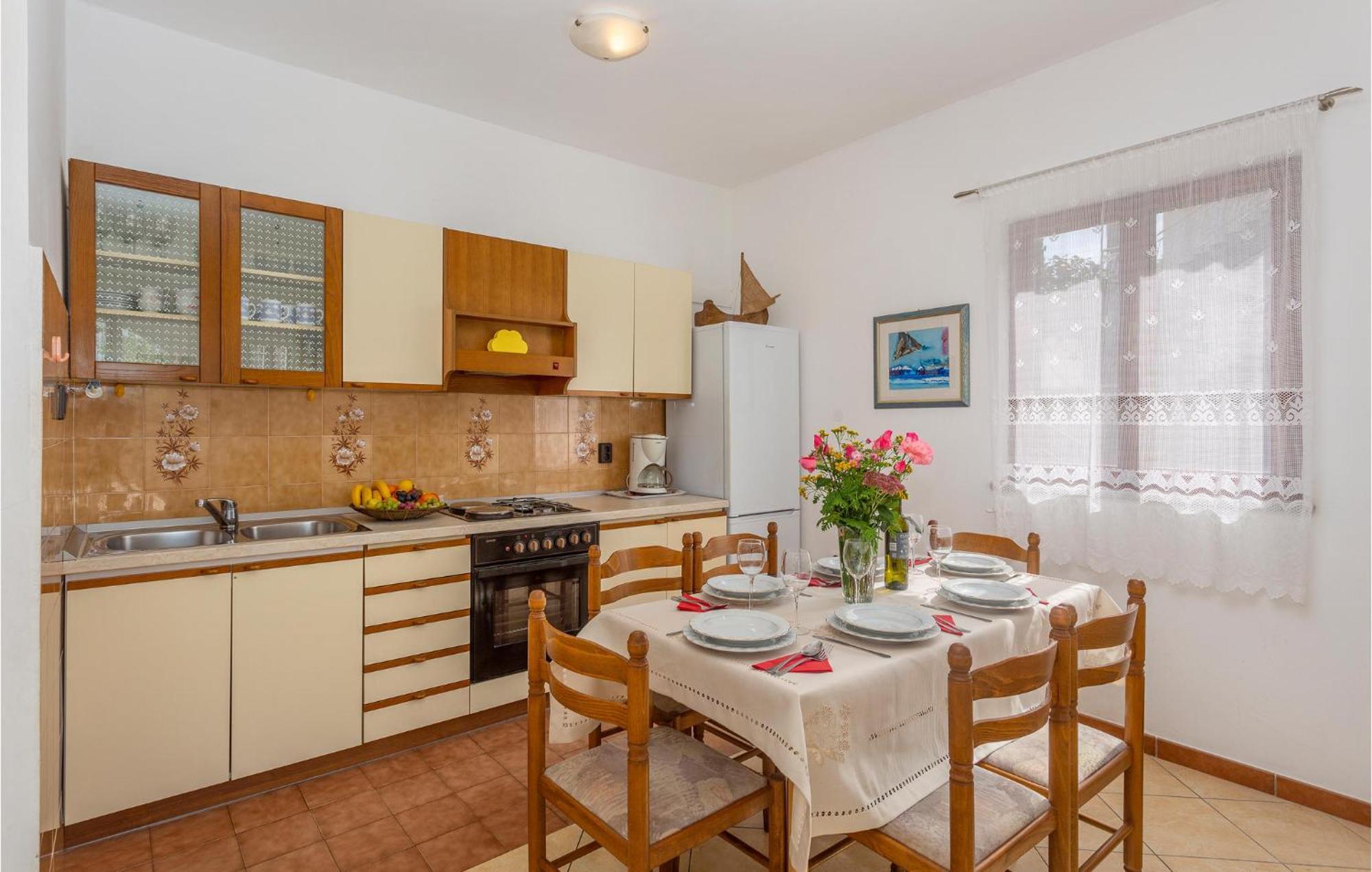 2 Bedroom Beautiful Apartment In 오미살즈 외부 사진